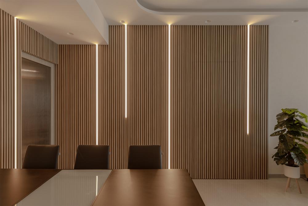 Contemporary Dining Room with Dining Table and Dining Chairs