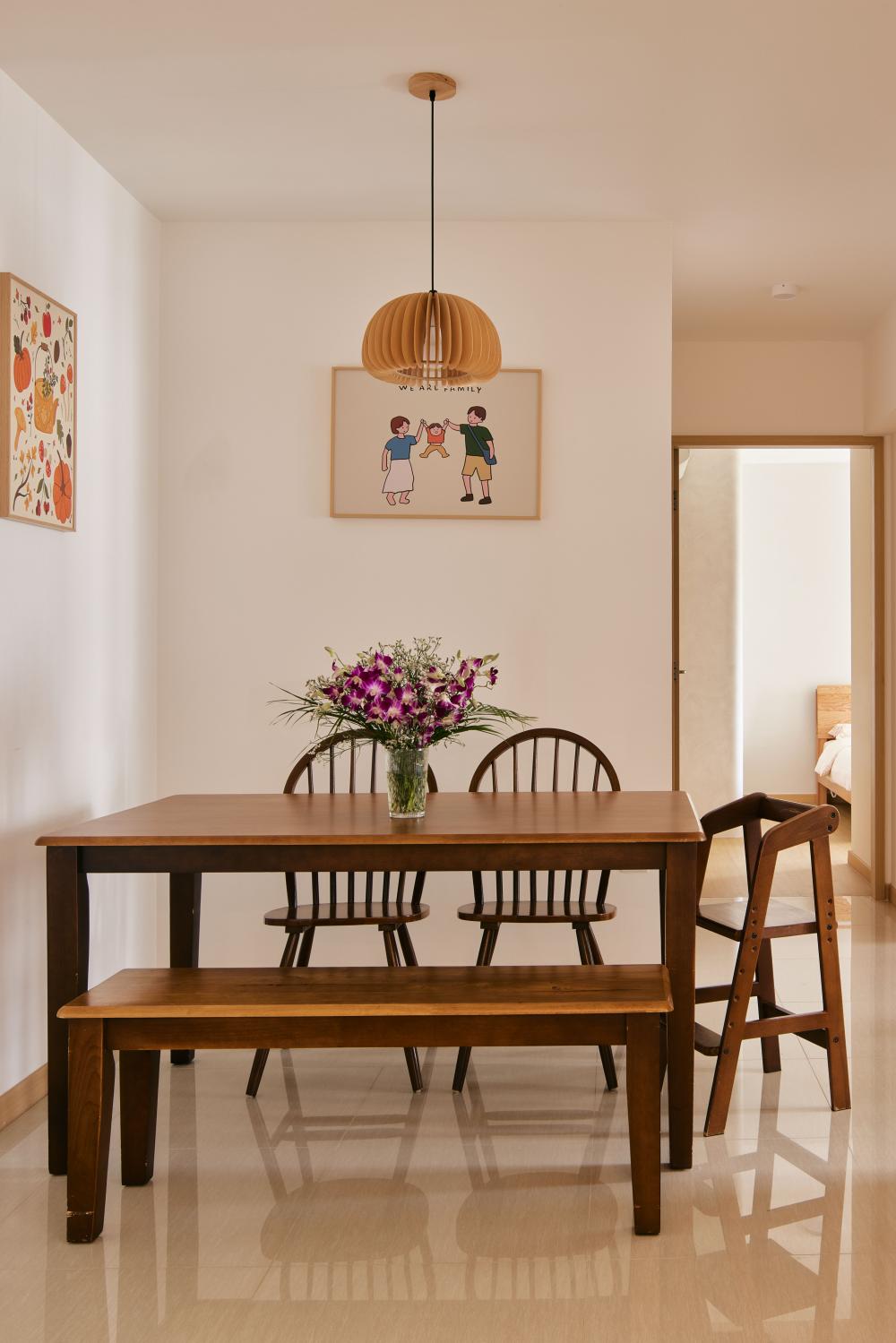 Modern Dining Room with Dining Table and Dining Chairs