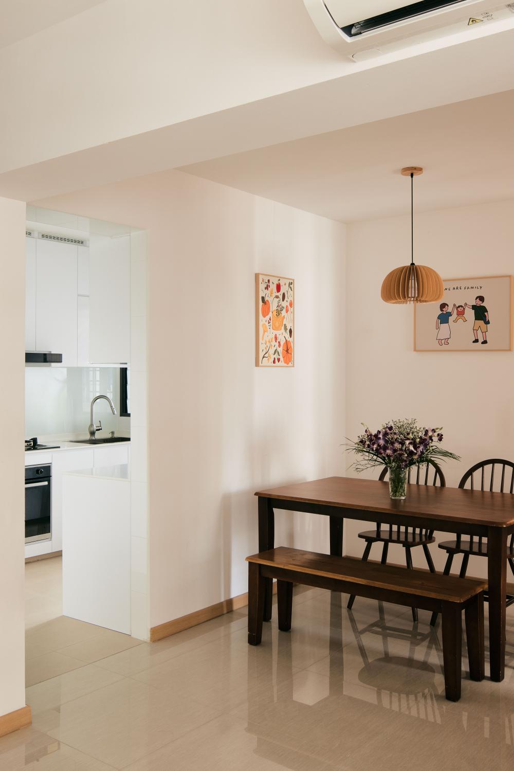 Modern Dining Room with Dining Table and Dining Chairs