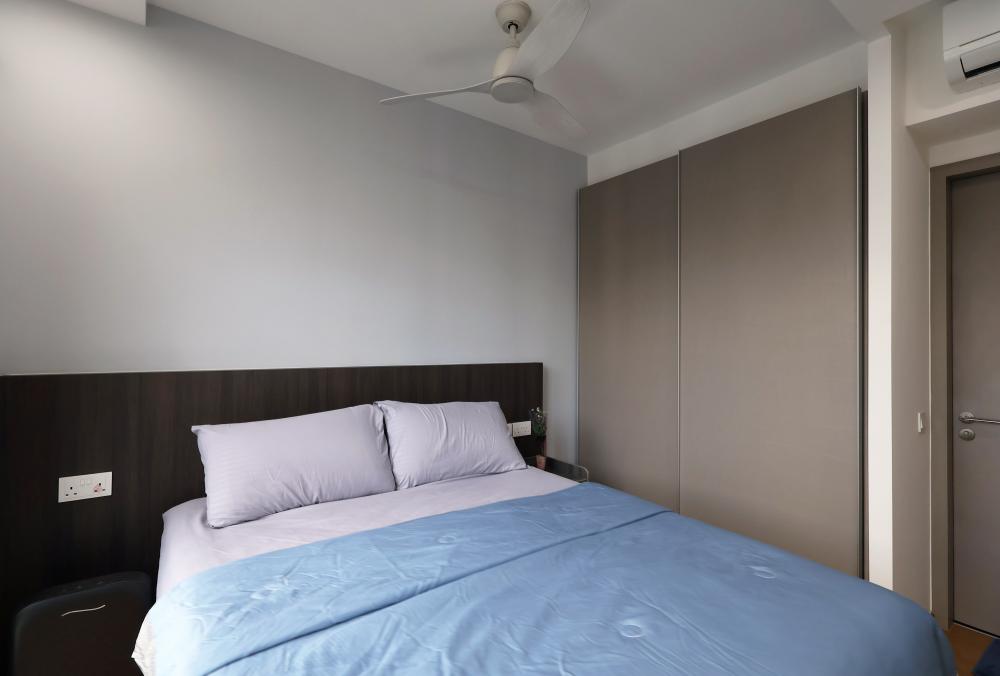 Modern Bedroom with Vinyl Flooring and Wardrobe