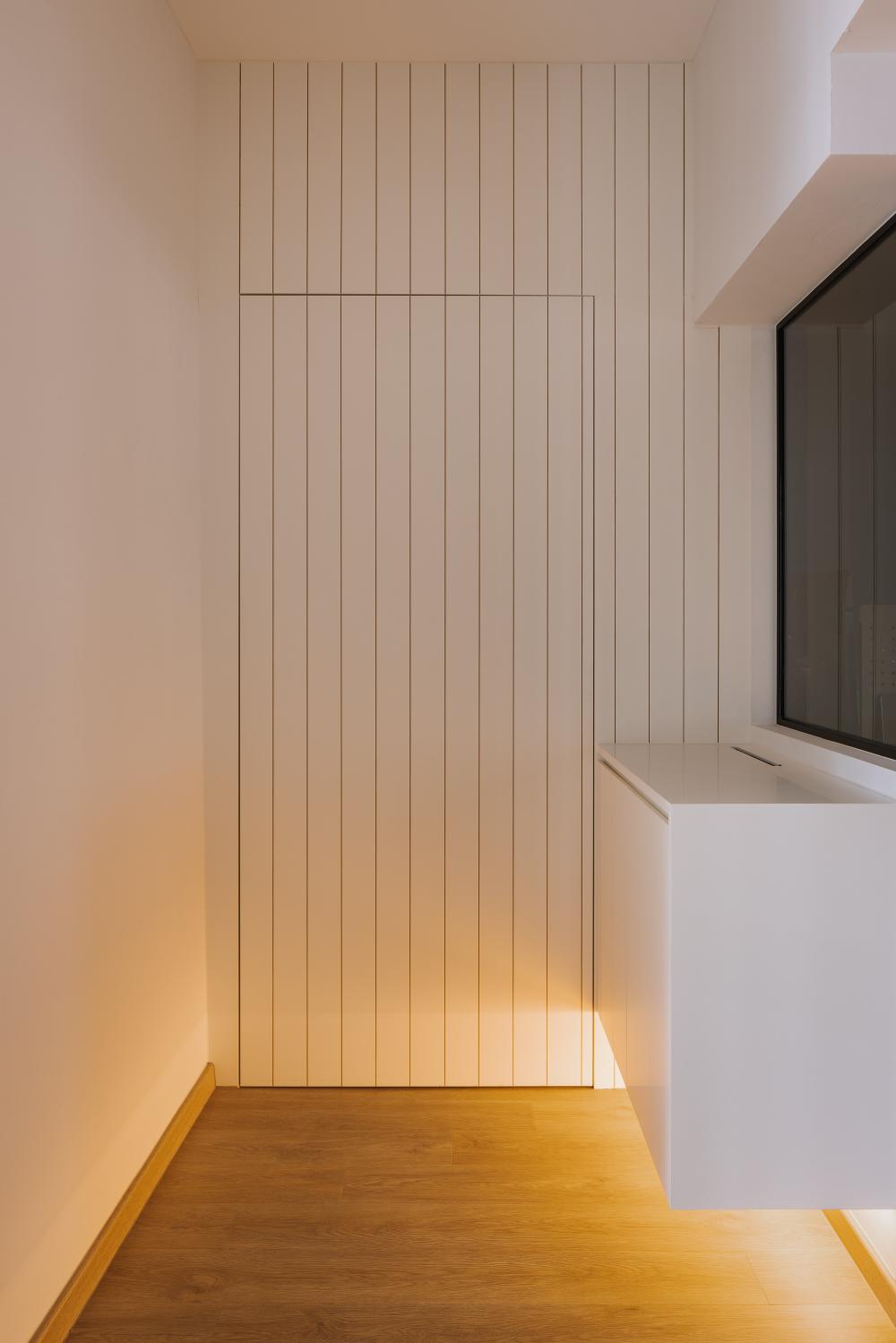 Scandinavian Foyer with Wood Flooring and Panelling