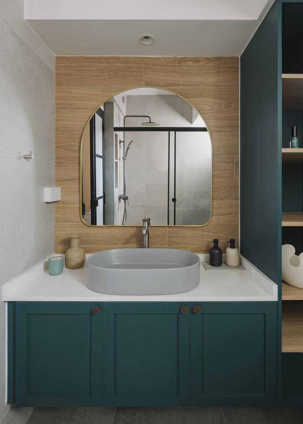 Modern Bathroom with Countertop and Mirror