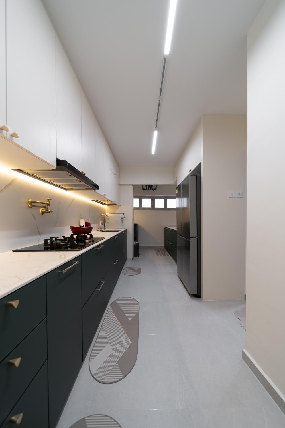Modern Kitchen with Countertop and Homogeneous Tiles