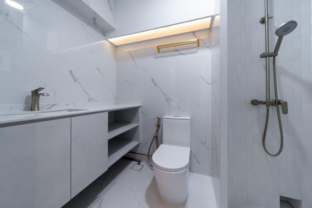 Modern Bathroom with Countertop and Homogeneous Tiles