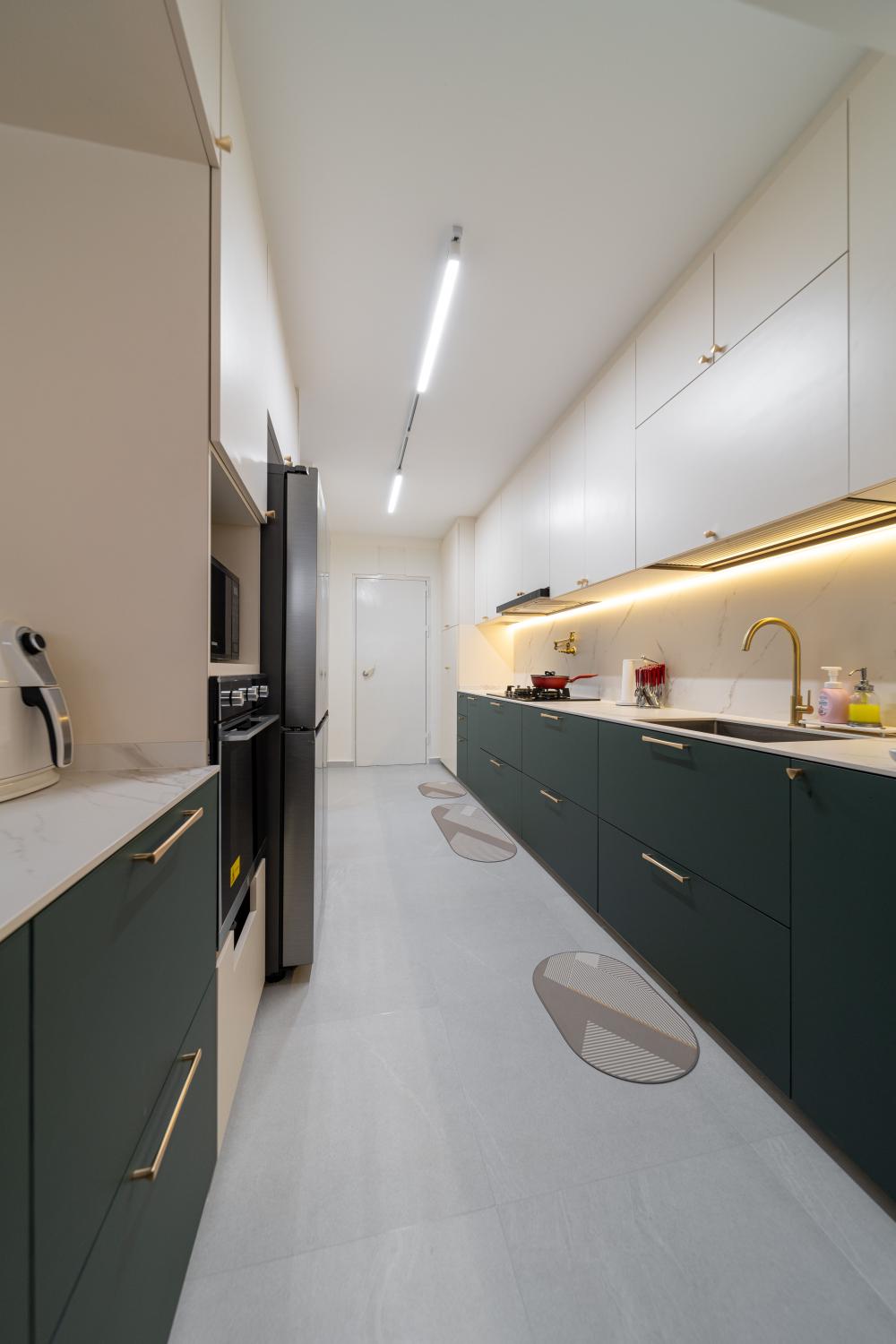 Modern Kitchen with Countertop and Homogeneous Tiles
