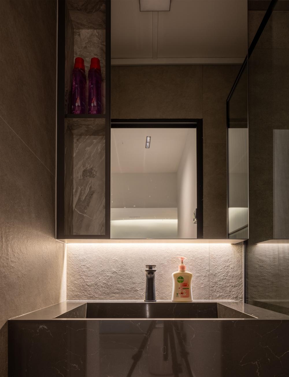 Modern Bathroom with Countertop and Mirror