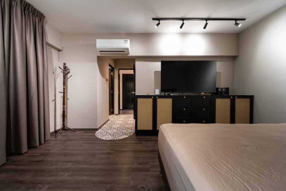 Vintage Bedroom with Vinyl Flooring and Homogeneous Tiles