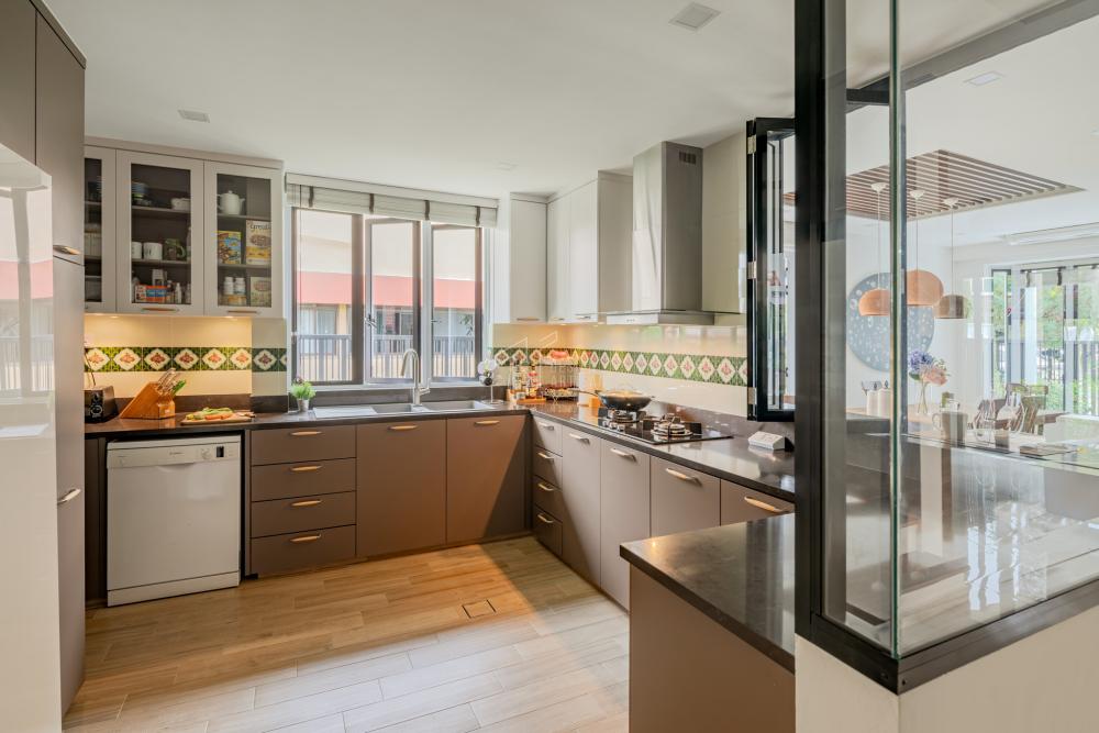 Contemporary Kitchen with Countertop and Homogeneous Tiles