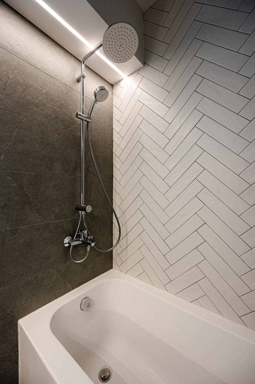 Asian Bathroom with Homogeneous Tiles and Herringbone Tiling