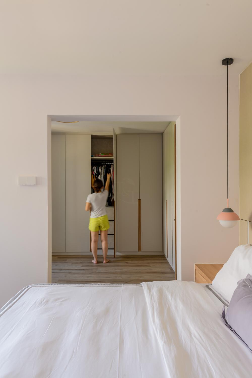 Contemporary Walk-in Wardrobe with Mirror and Wardrobe