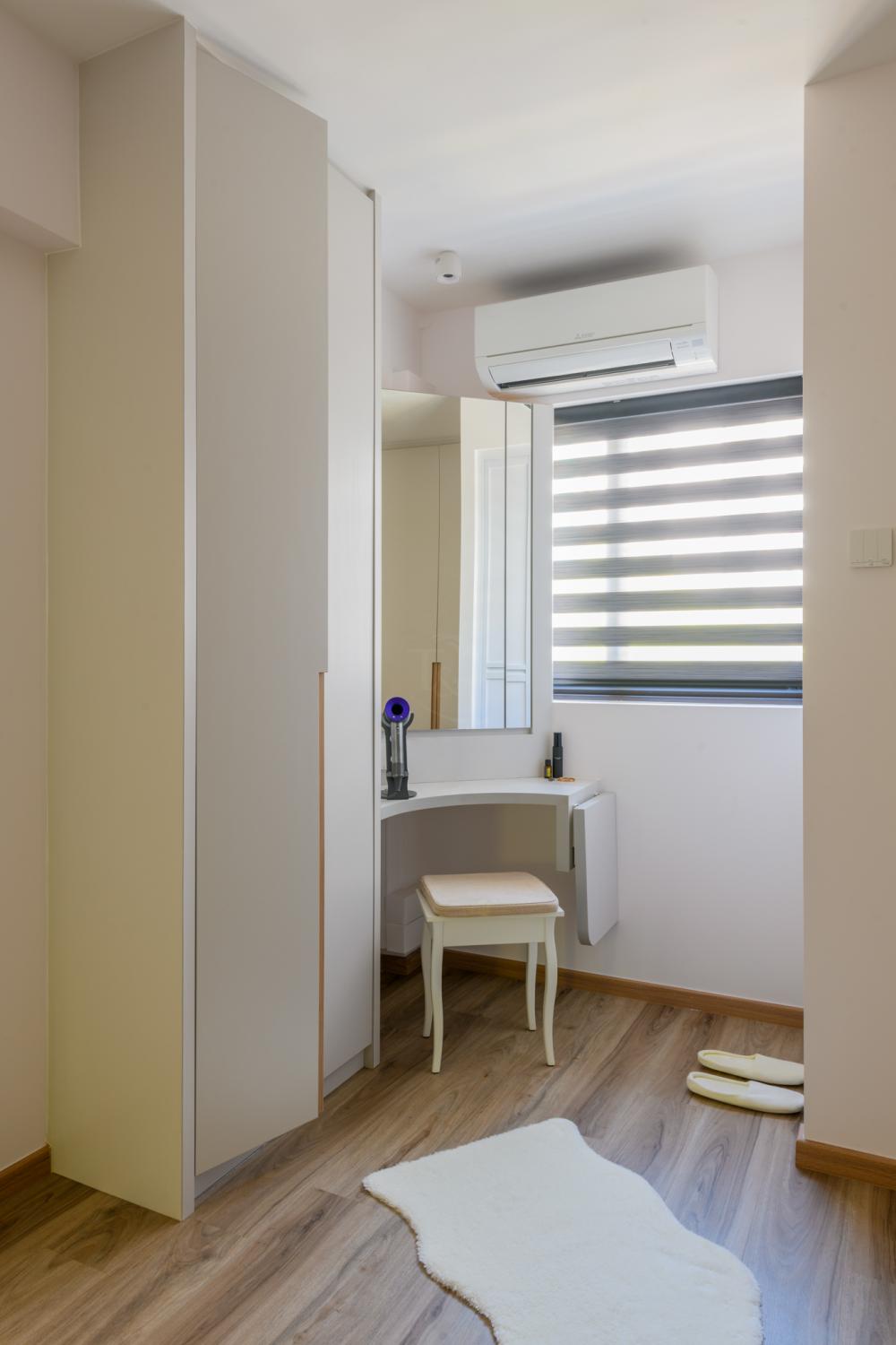 Contemporary Walk-in Wardrobe with Mirror and Wardrobe