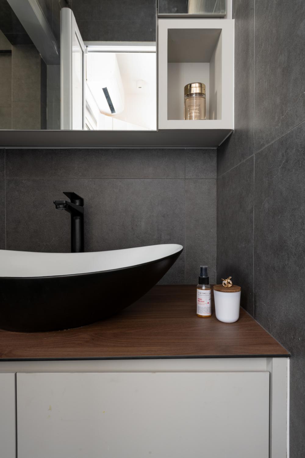 Contemporary Bathroom with Countertop and Homogeneous Tiles