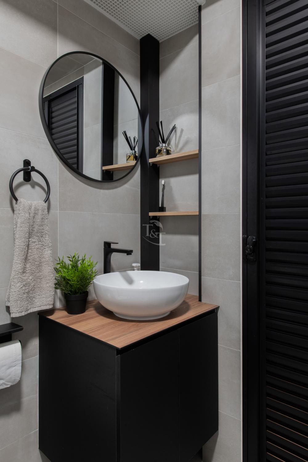Contemporary Bathroom with Countertop and Homogeneous Tiles