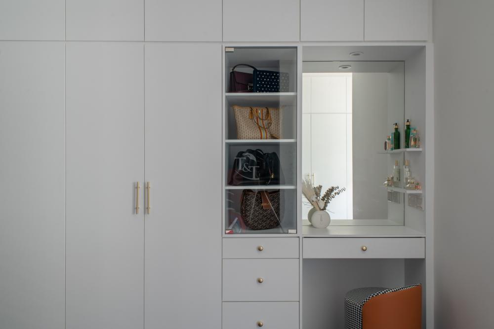Modern Walk-in Wardrobe with Mirror and Wardrobe