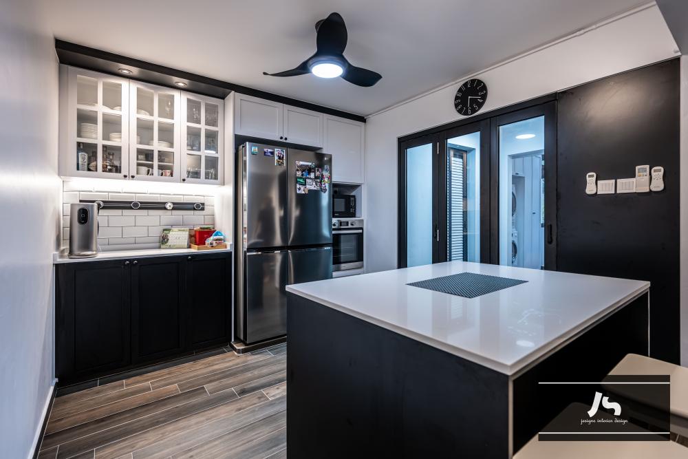 Modern Kitchen with Wood Flooring and Kitchen Island