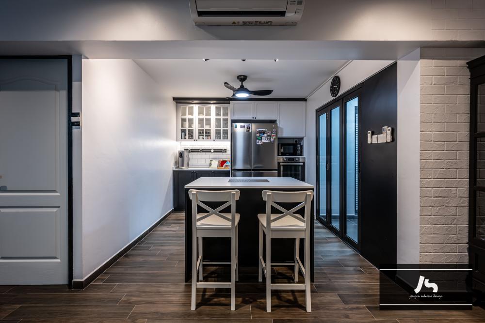 Modern Kitchen with Wood Flooring and Kitchen Island