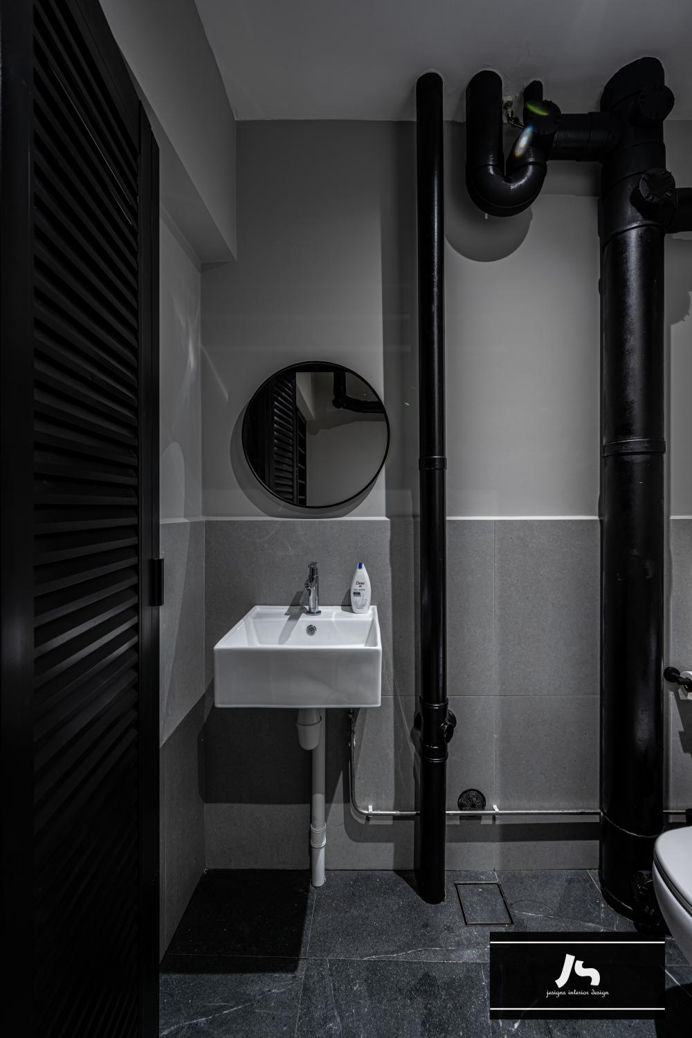 Modern Bathroom with Homogeneous Tiles and Mirror