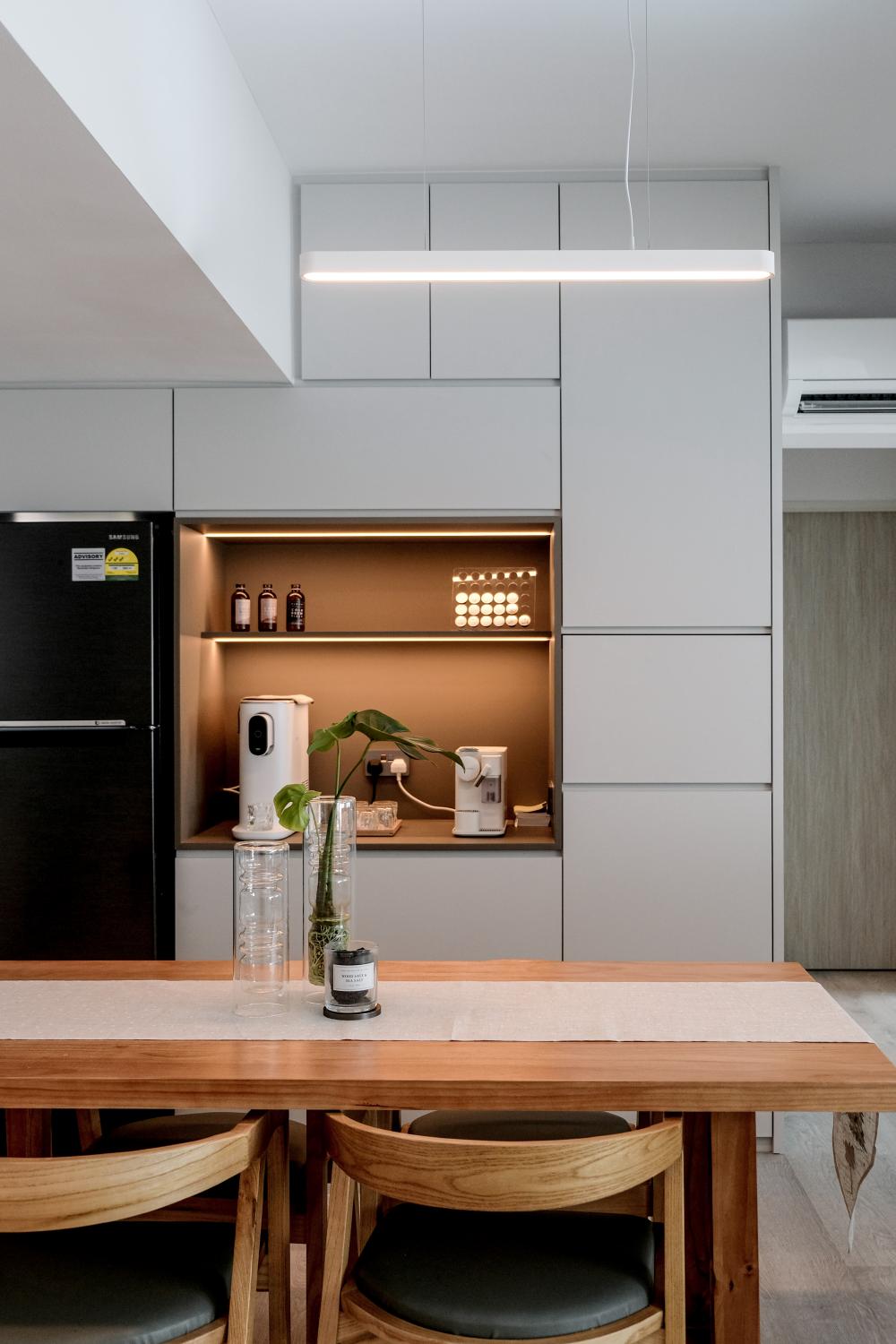 Modern Dining Room with Dining Table and Dining Chairs