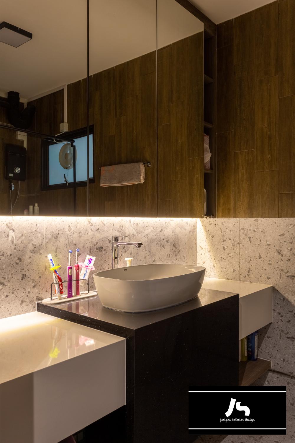 Modern Bathroom with Countertop and Mirror