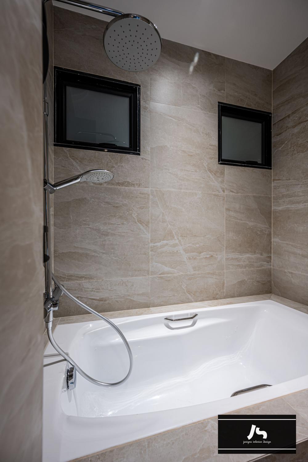 Modern Bathroom with Mirror and Bathtub
