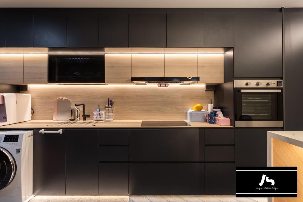 Modern Kitchen with Open Kitchen and Breakfast Counter