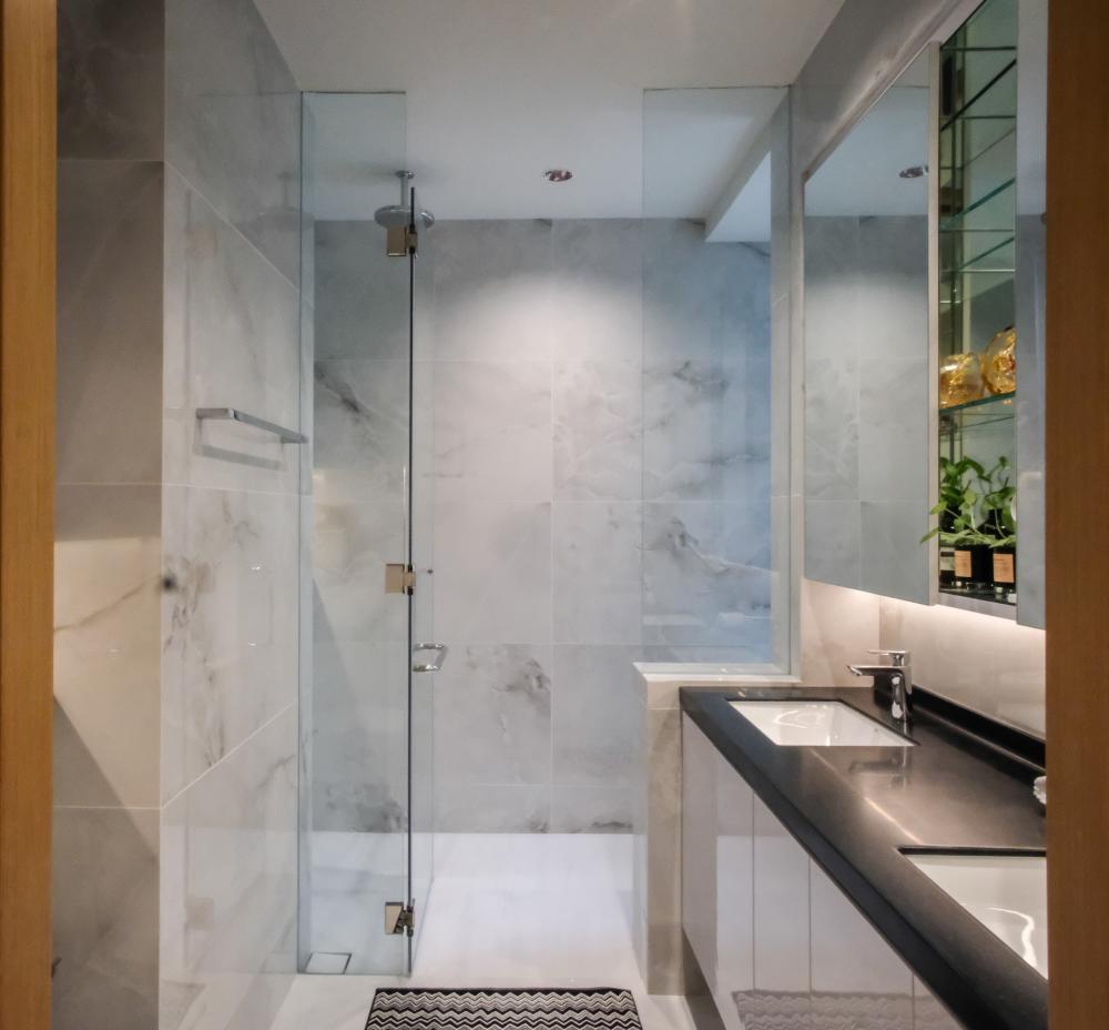 Modern Bathroom with Countertop and Vanity Counter