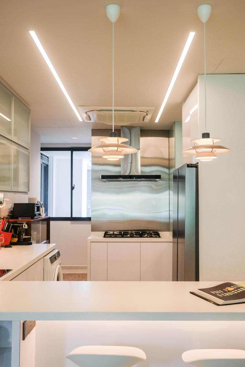 Modern Kitchen with Countertop and Kitchen Island