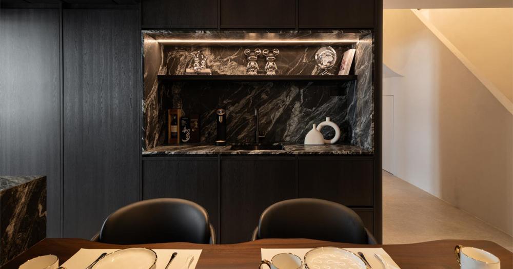 Modern Dining Room with Dining Table and Dining Chairs
