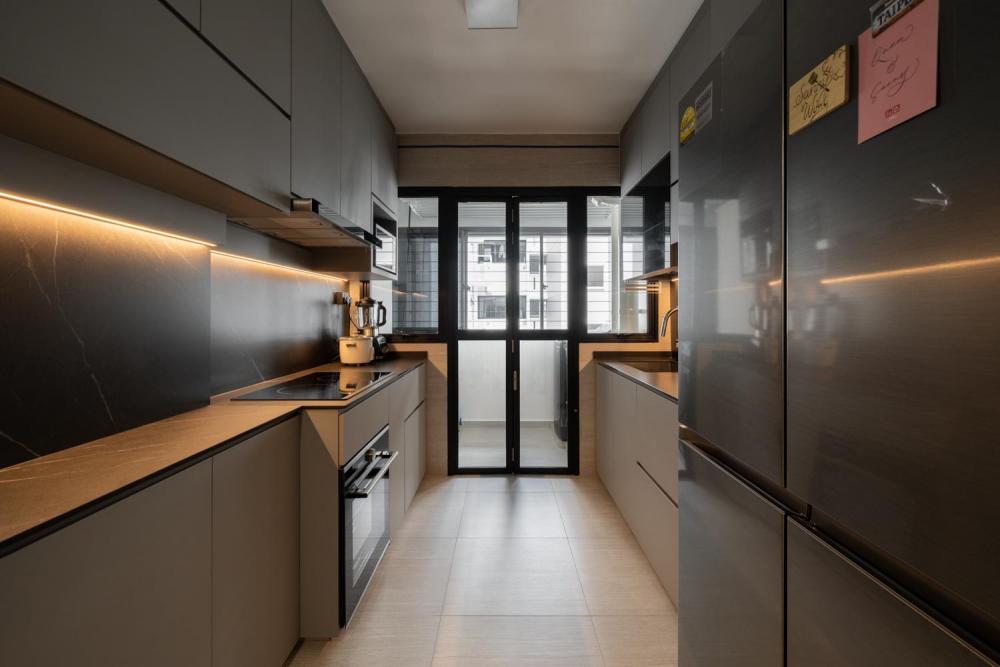 Minimalist Kitchen with Vinyl Flooring and Homogeneous Tiles