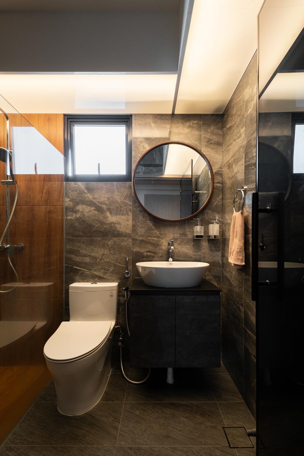 Minimalist Bathroom with Homogeneous Tiles and Herringbone Tiling