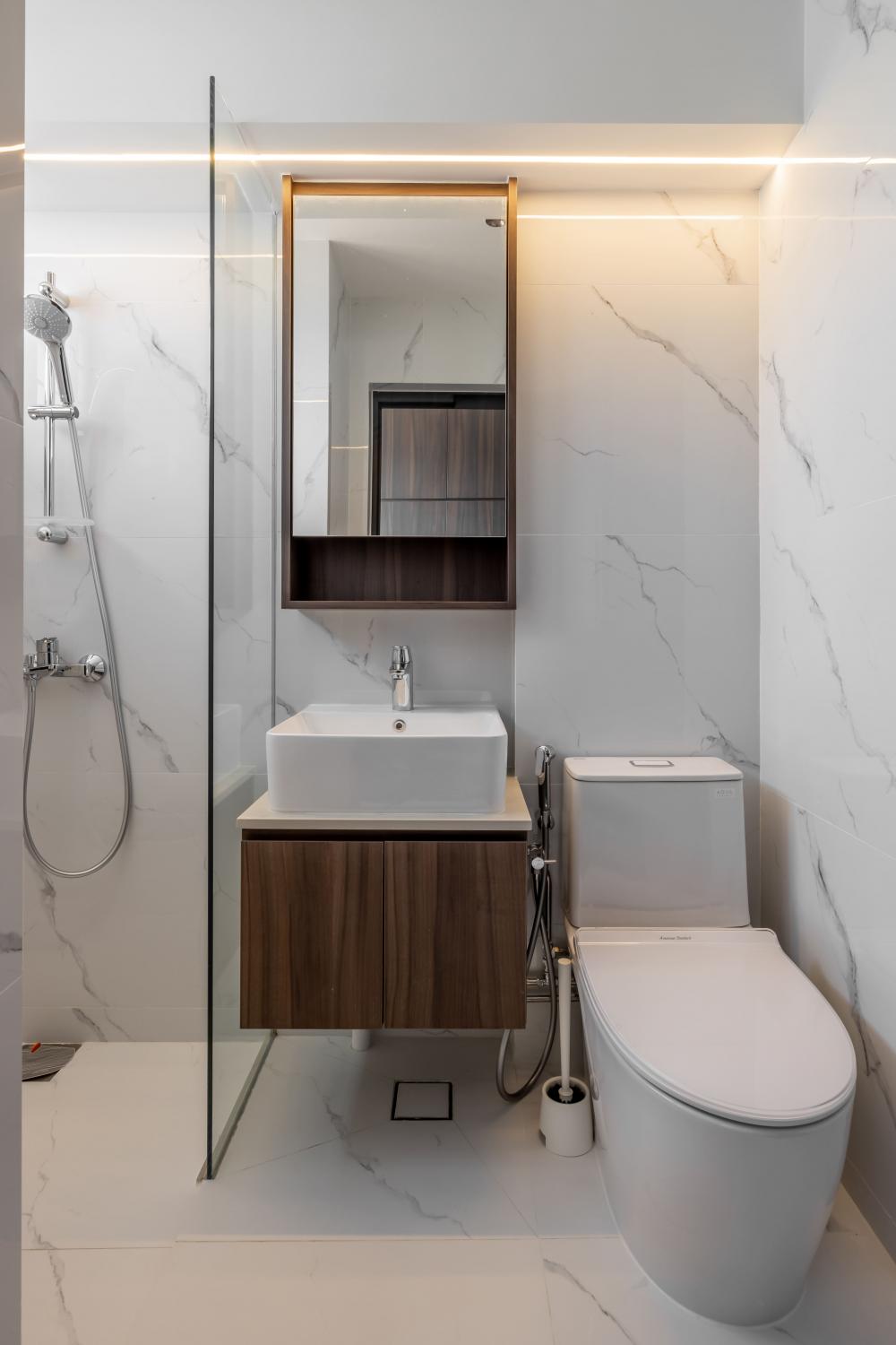 Modern Bathroom with Marble Floor and Mirror