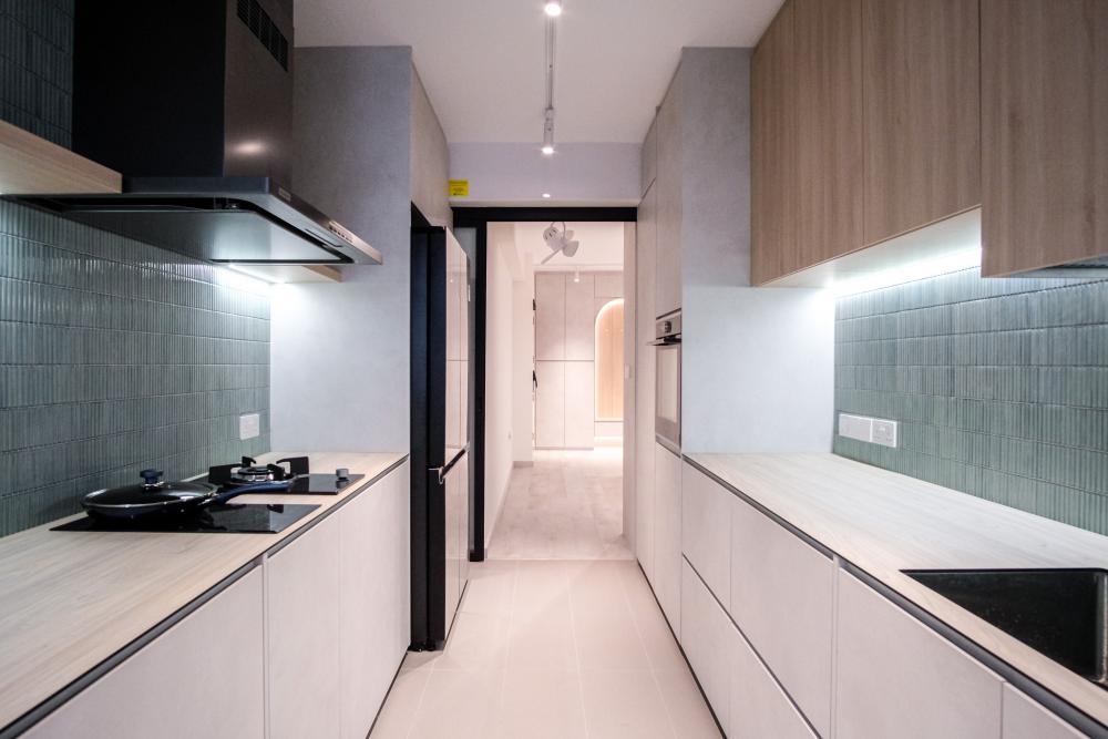 Minimalist Kitchen with Countertop and Kitchen Backsplash
