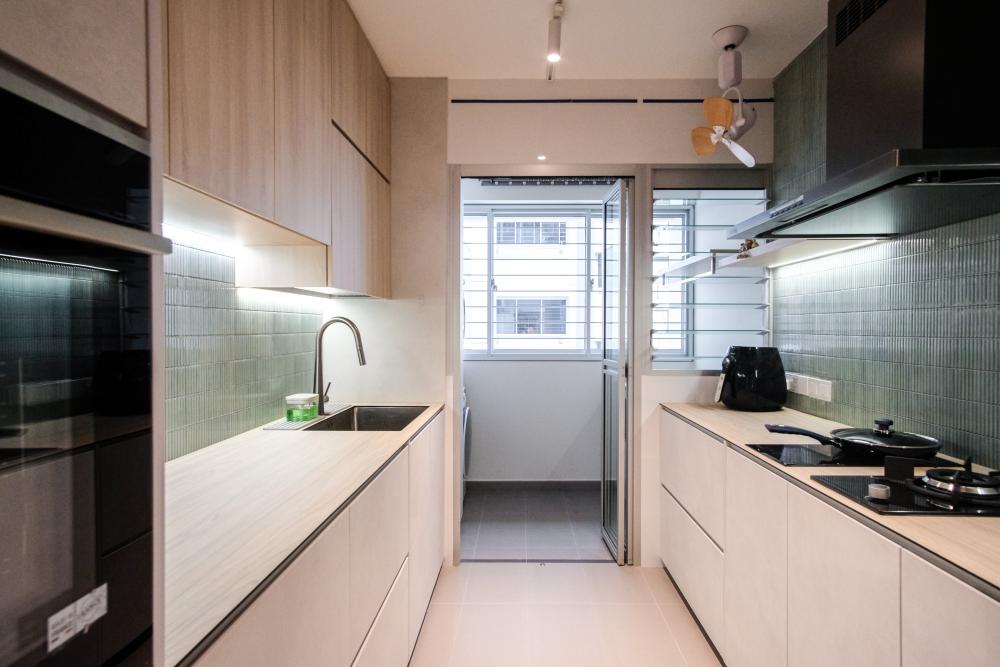Minimalist Kitchen with Countertop and Kitchen Backsplash