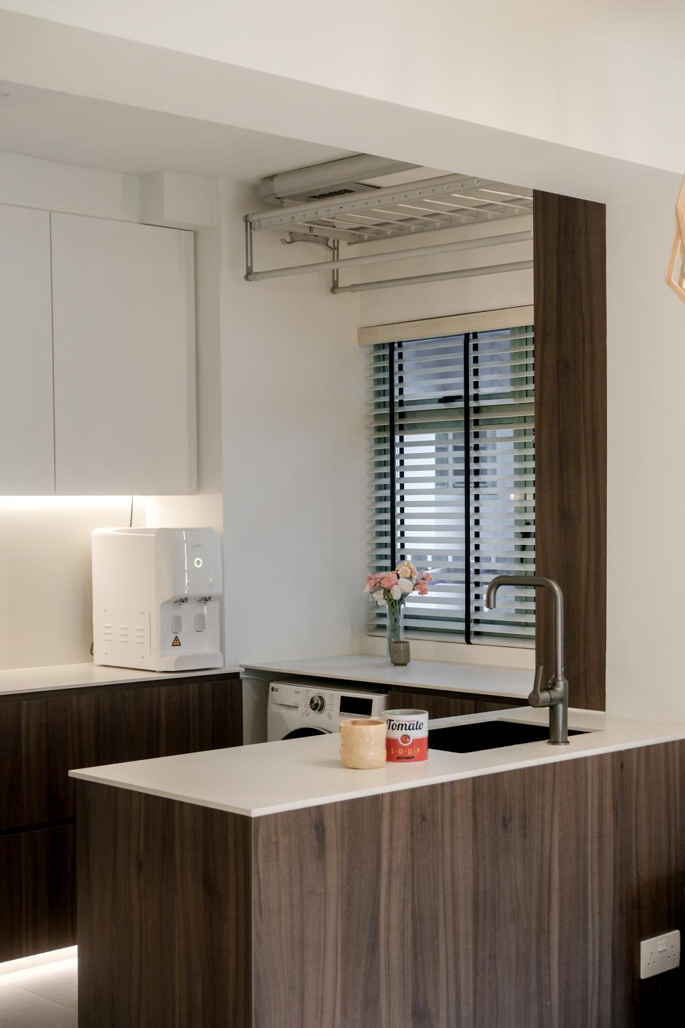 Transitional Kitchen with Countertop and Kitchen Cabinets