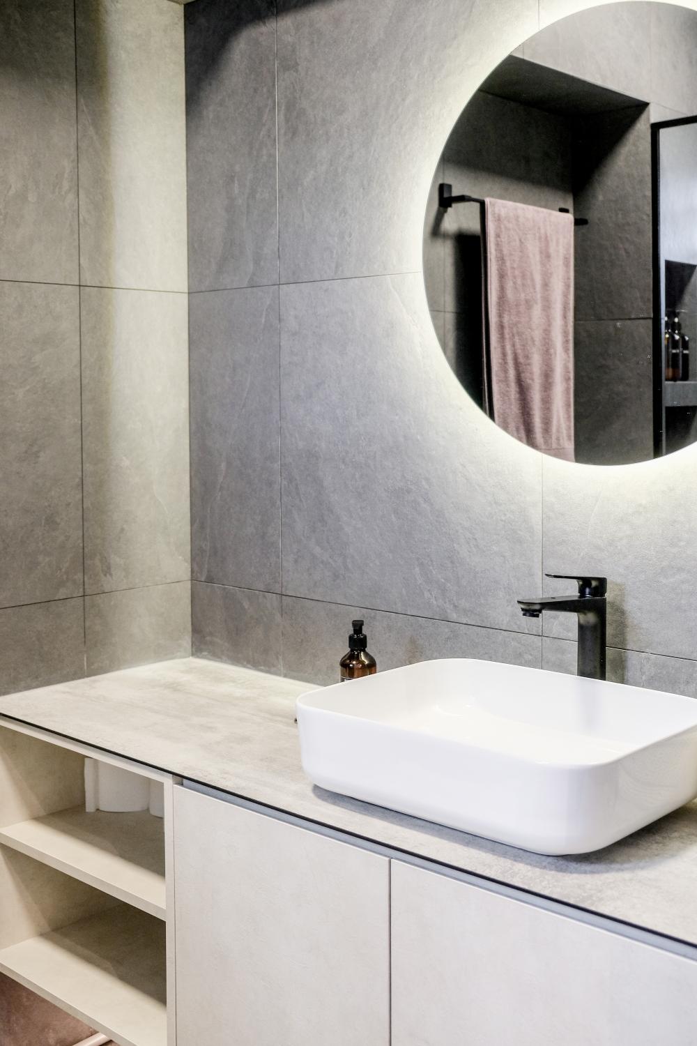 Transitional Bathroom with Mirror and Vanity Counter