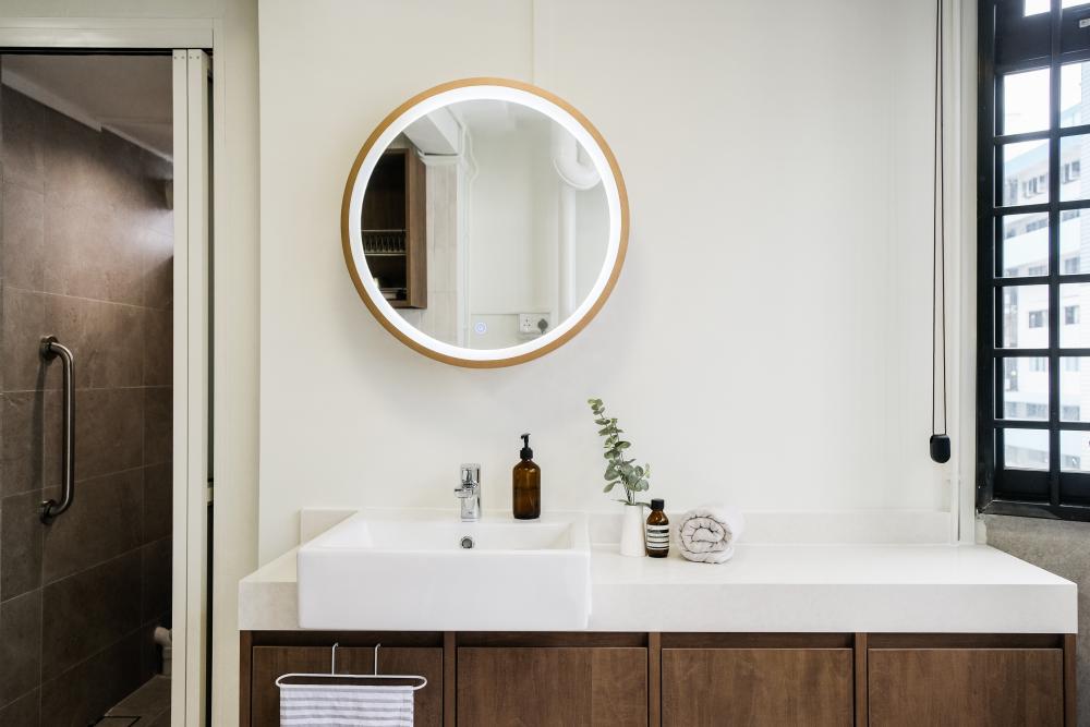 Transitional Bathroom with Countertop and Mirror