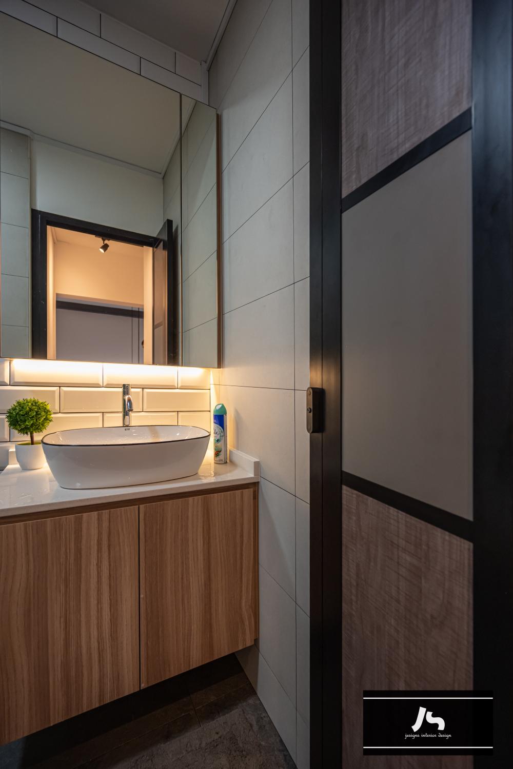 Modern Bathroom with Mirror and Bathroom Storage