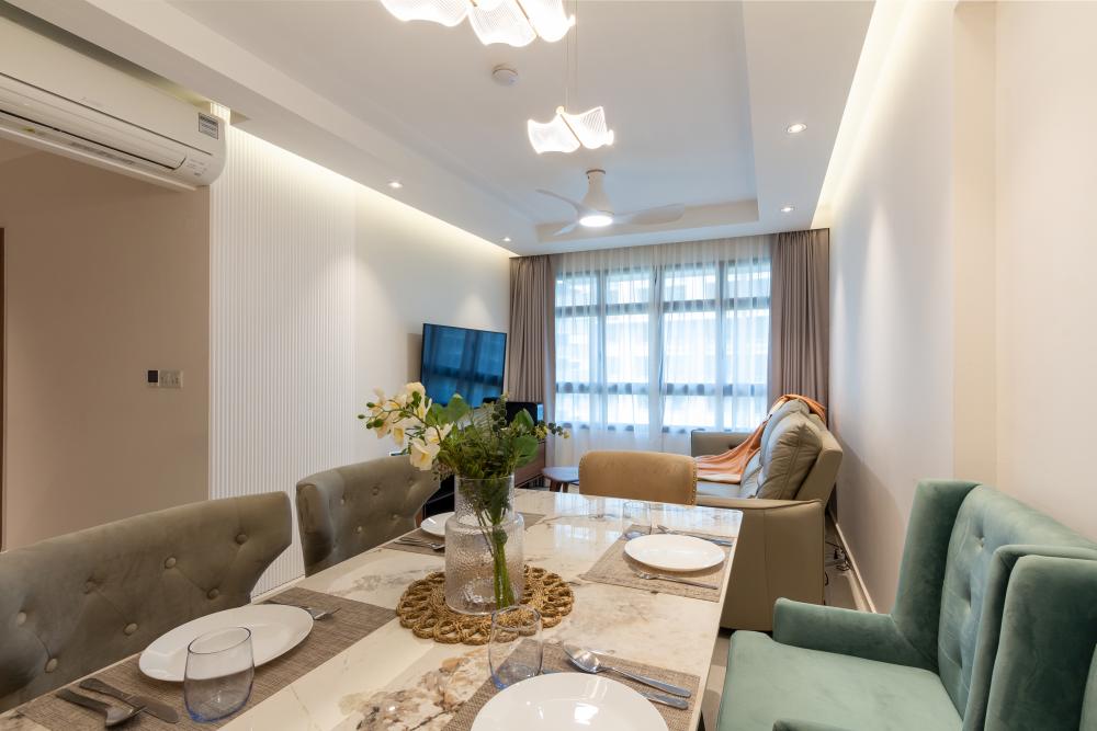 Vintage Dining Room with Drop Light and Lighting