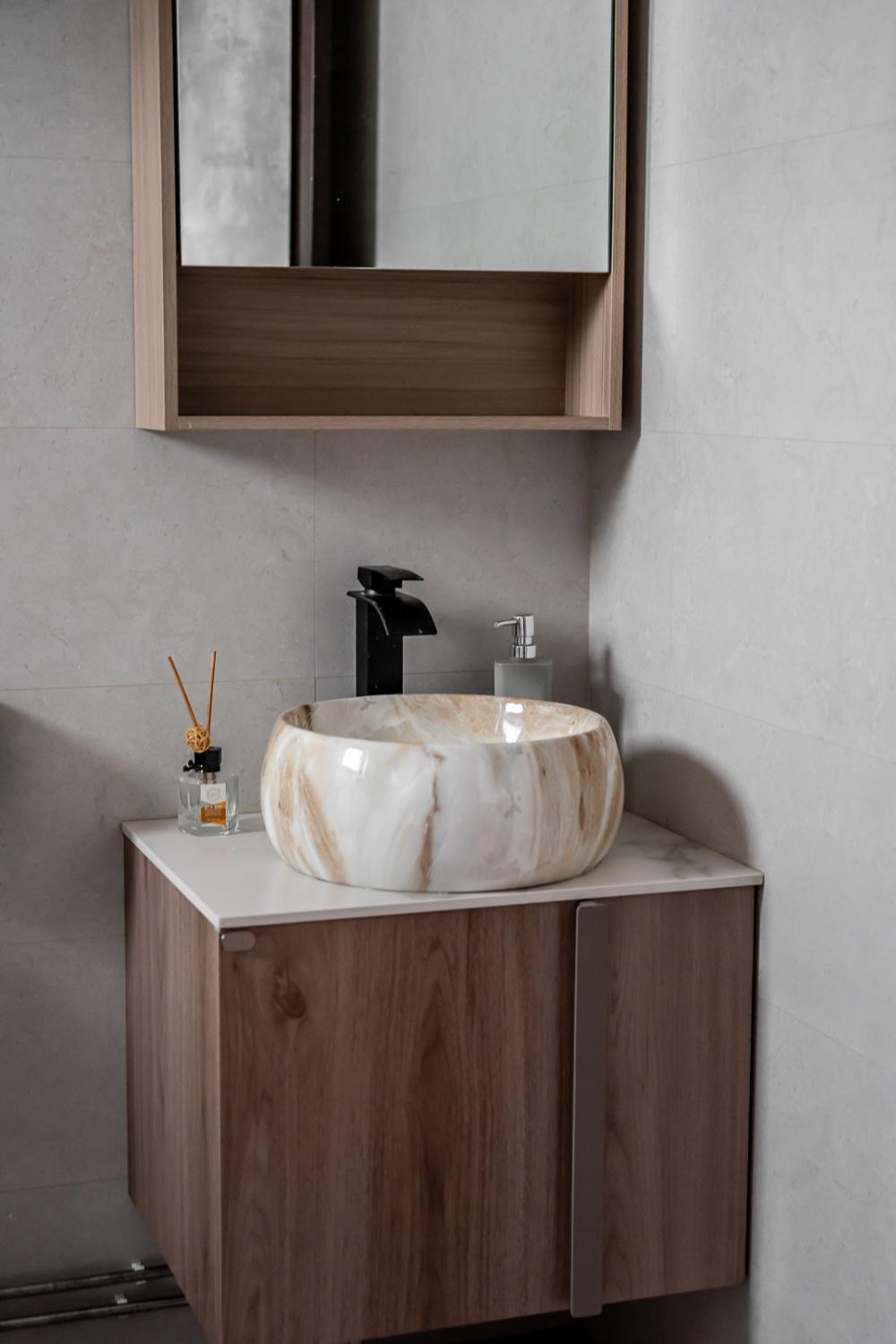 Modern Bathroom with Countertop and Homogeneous Tiles