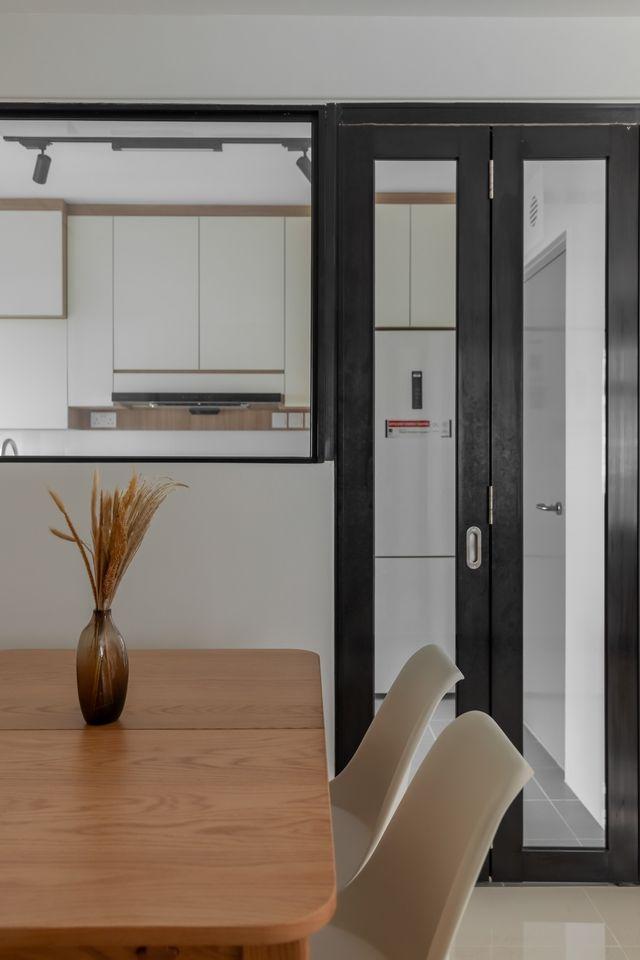 Contemporary Dining Room with Dining Table and Dining Chairs