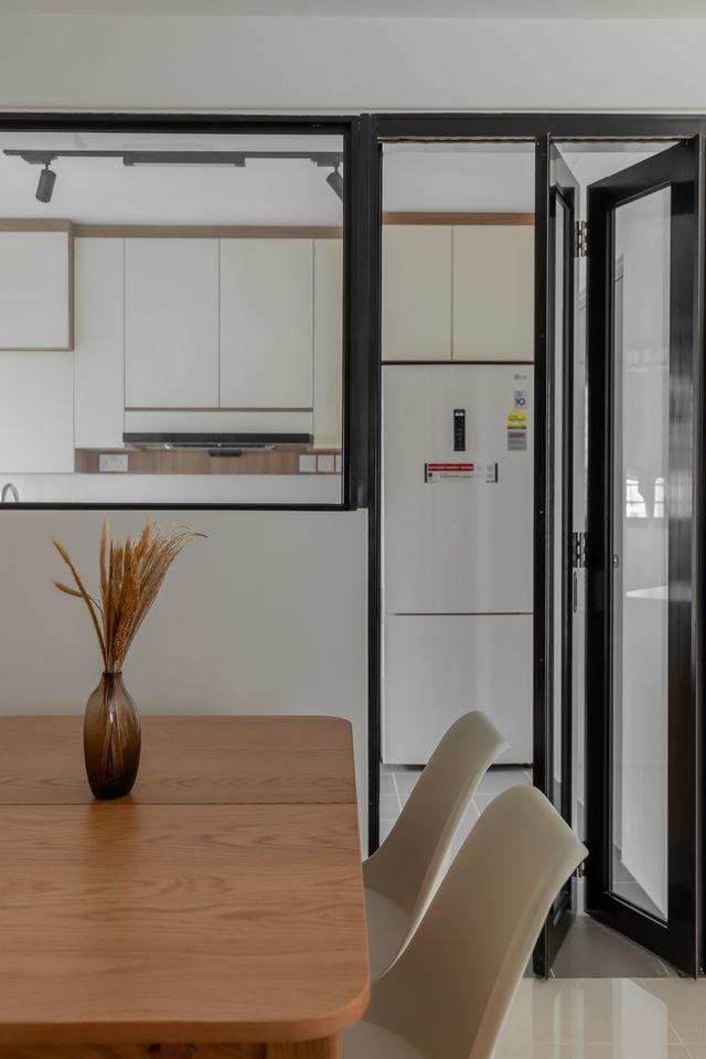 Contemporary Dining Room with Dining Table and Dining Chairs