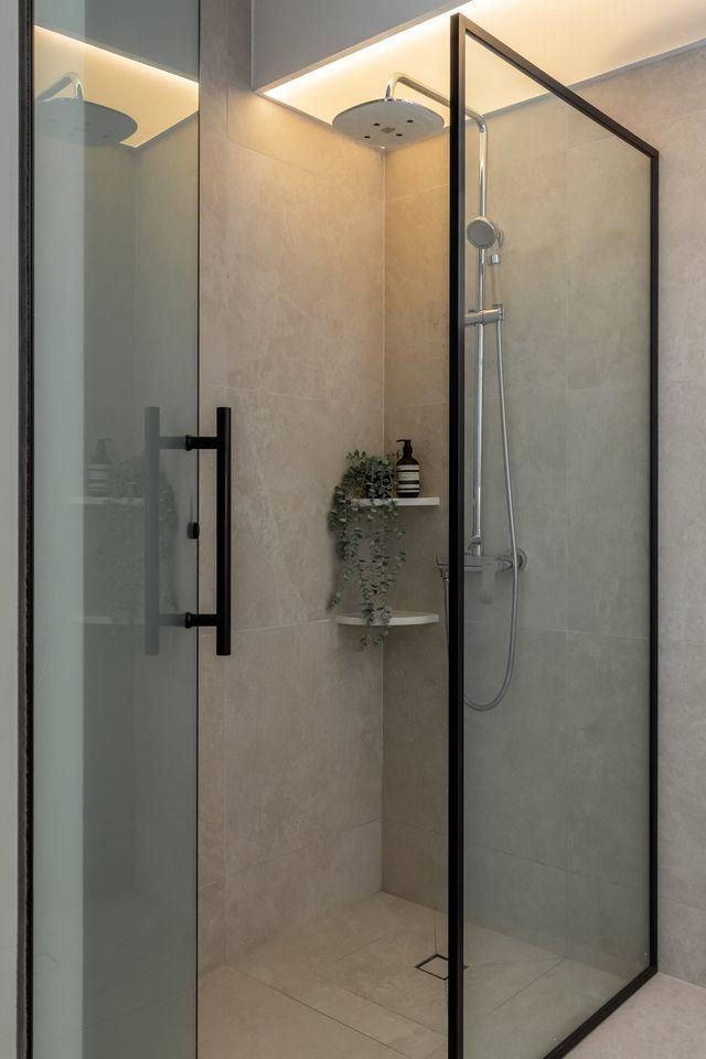 Contemporary Bathroom with Rainshower and Showers