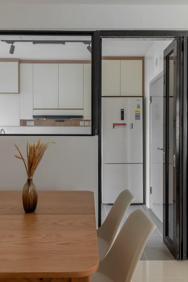 Contemporary Dining Room with Dining Table and Dining Chairs