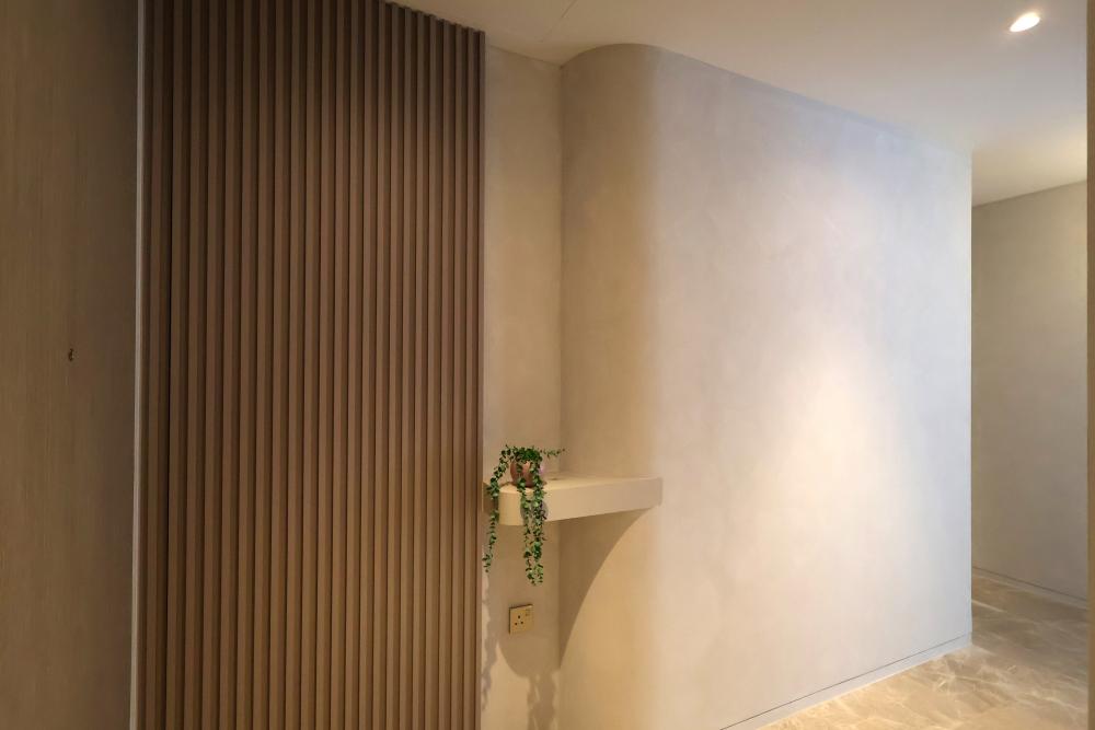 Minimalist Living Room with Homogeneous Tiles and Feature Wall