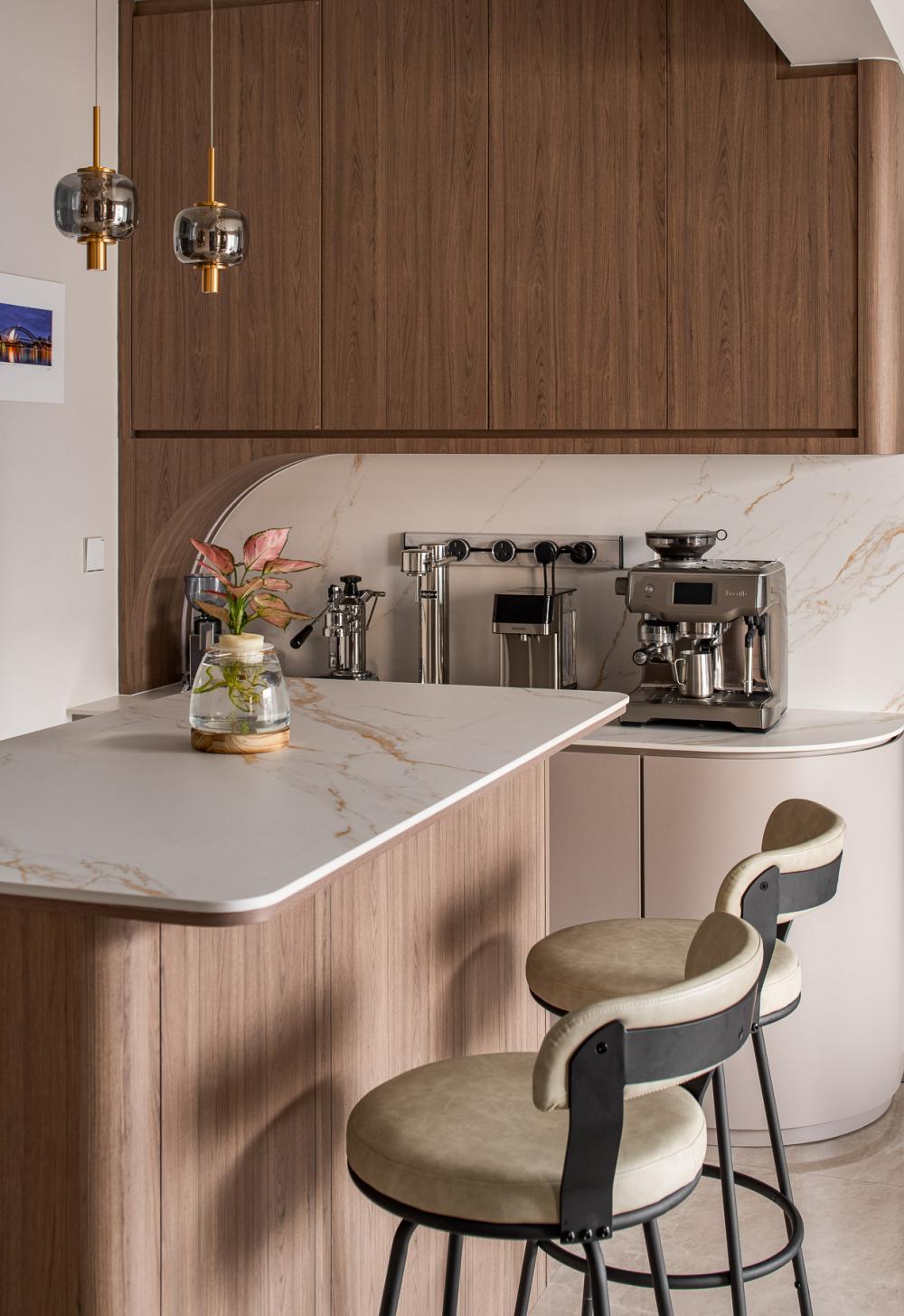 Contemporary Kitchen with Countertop and Open Kitchen