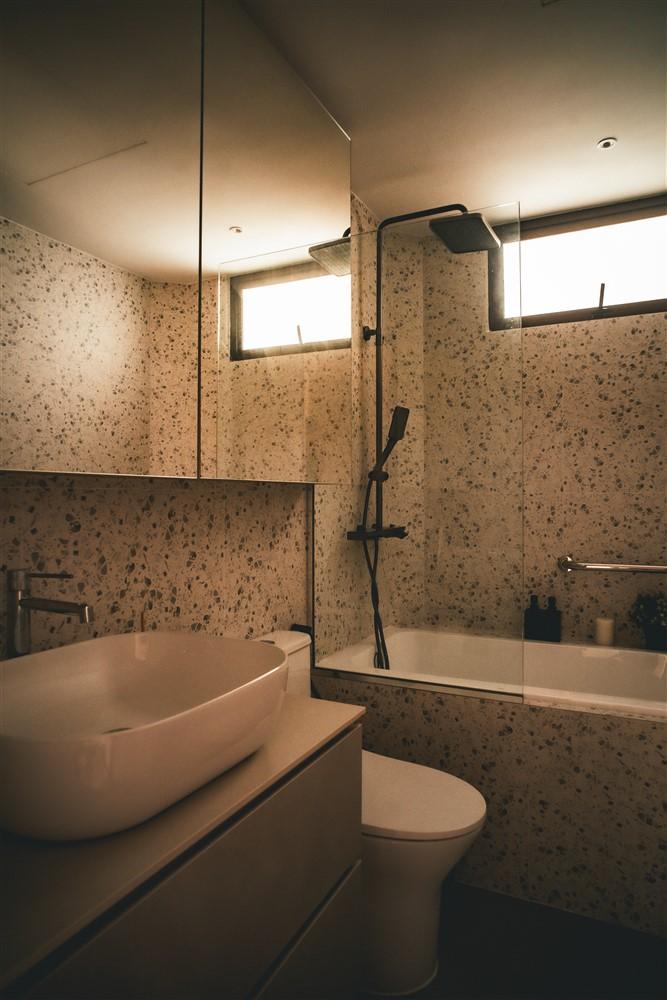 Contemporary Bathroom with Homogeneous Tiles and Bathtub