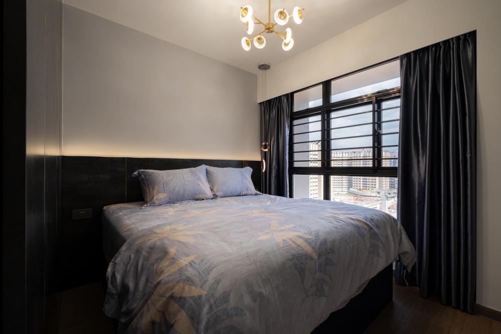 Modern Bedroom with Vinyl Flooring and Queen Bed