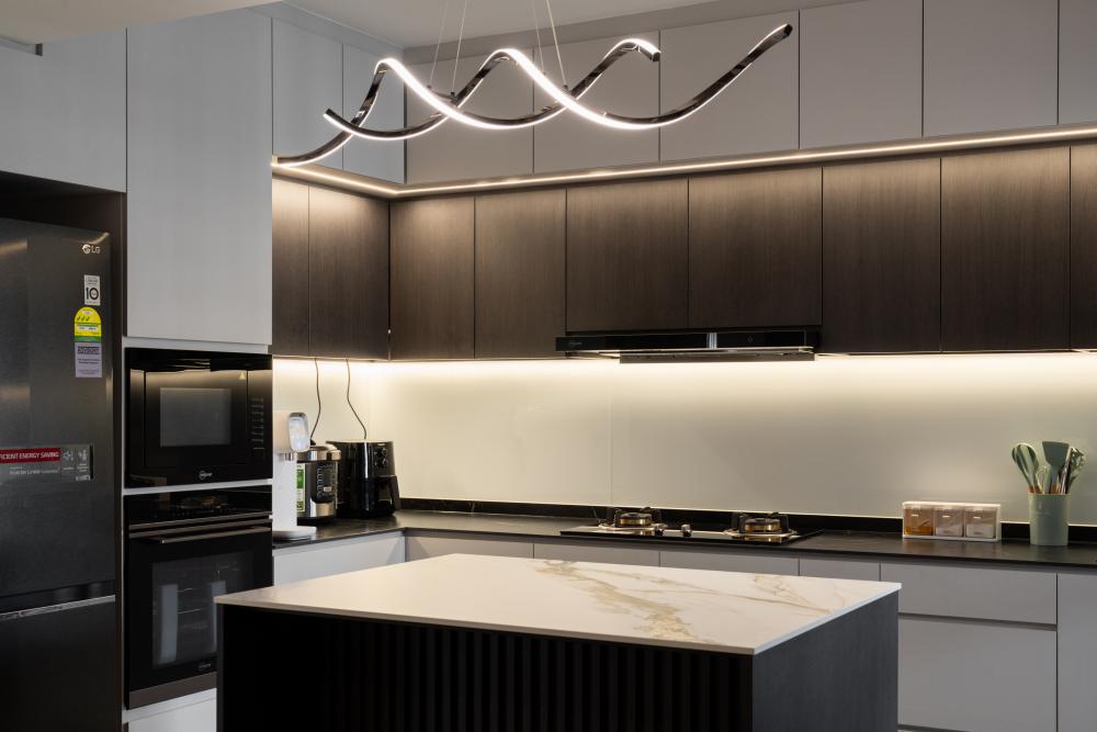 Modern Kitchen with Open Kitchen and Kitchen Backsplash