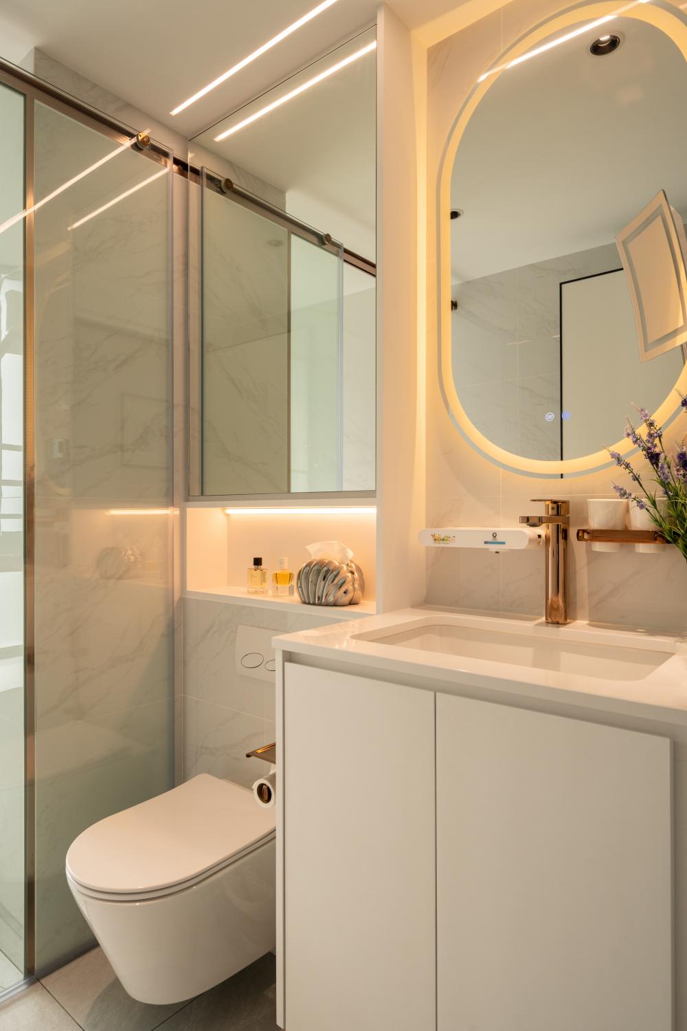 Contemporary Bathroom with Vinyl Flooring and Homogeneous Tiles