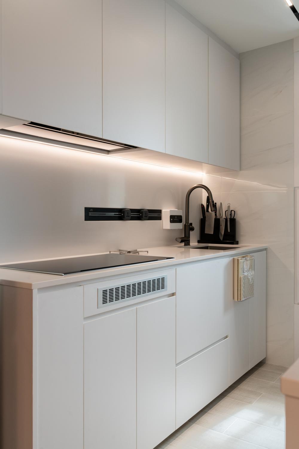 Contemporary Kitchen with Countertop and Homogeneous Tiles